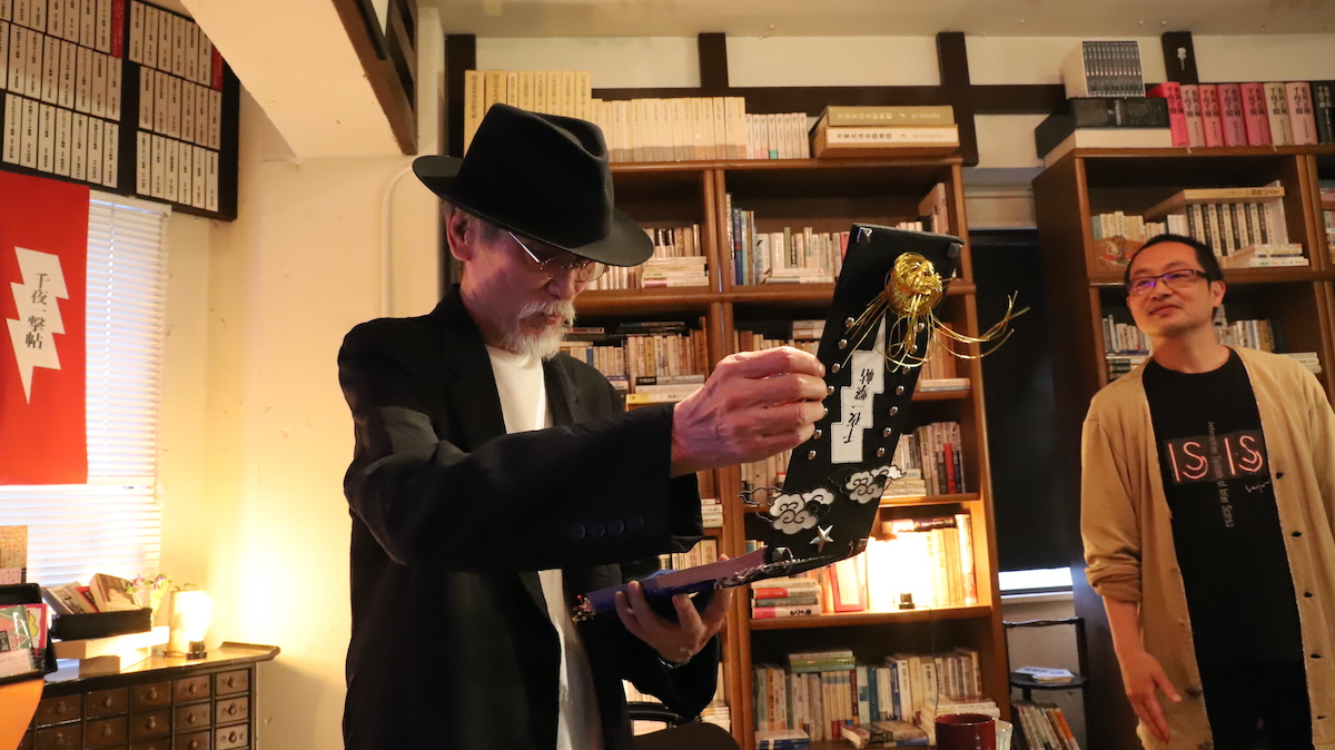 松岡正剛が千夜千冊1800夜達成記念で千夜一撃帖を受け取る