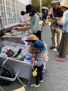 運営するプレーリヤカー（移動遊び場）
